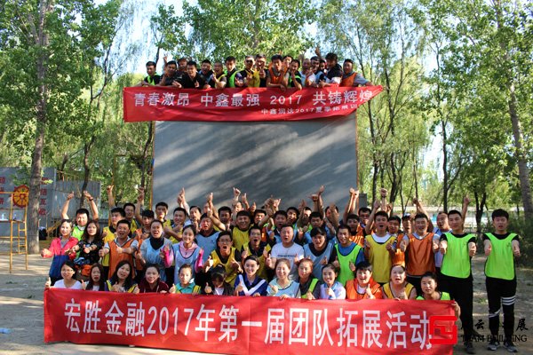 戶外拓展項目畢業(yè)墻別名求生墻、勝利墻游戲圖片