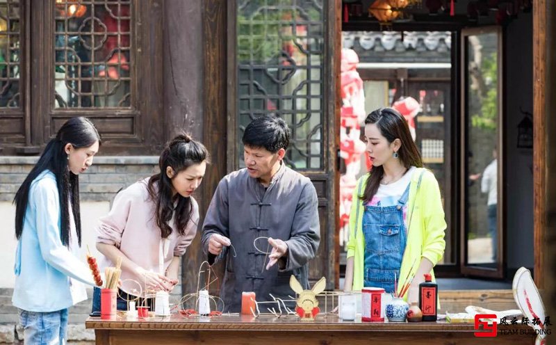 撒貝寧，李思思在古北水鎮(zhèn)制作風(fēng)箏