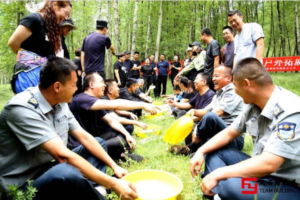 黨支部組織員工開展戶外團建活動